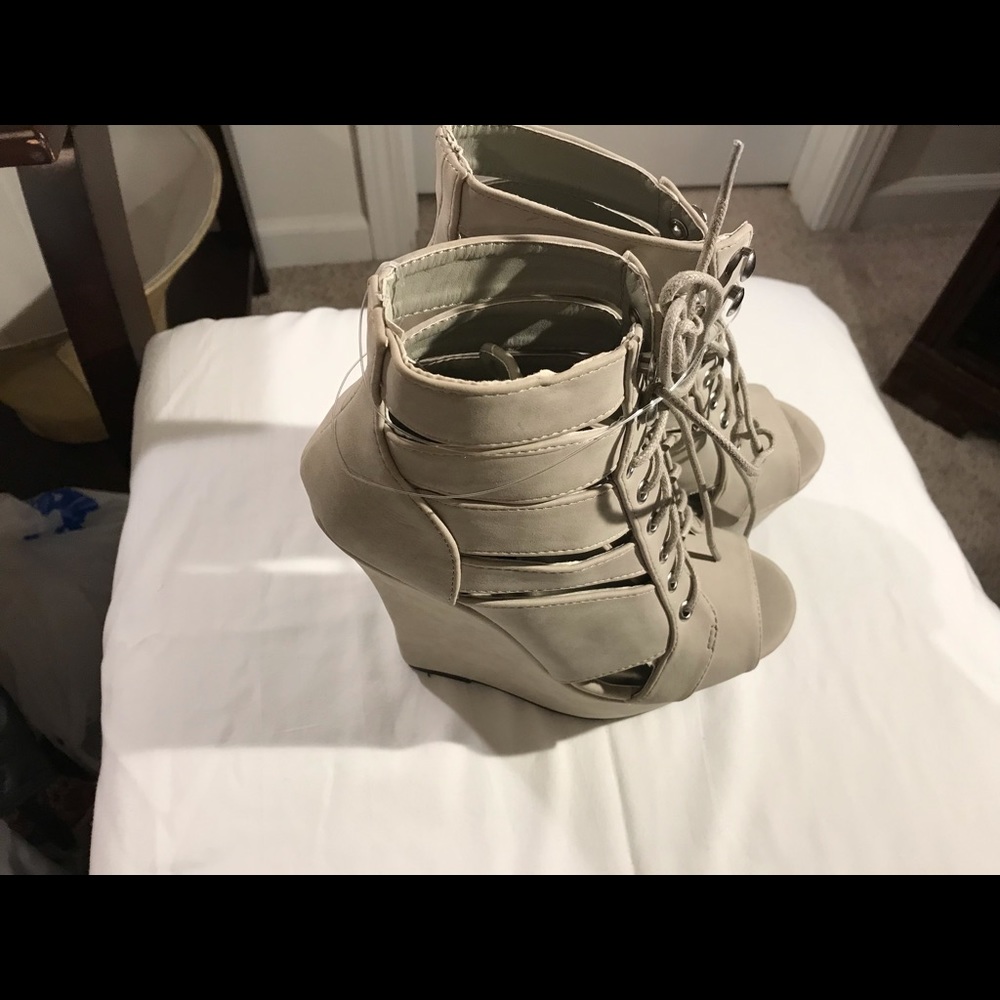 Dollhouse wedges - Picture 2 of 5